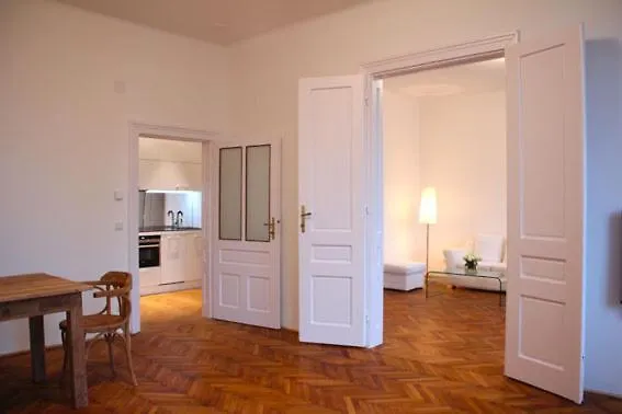 80m2 Next To Hundertwasserhaus