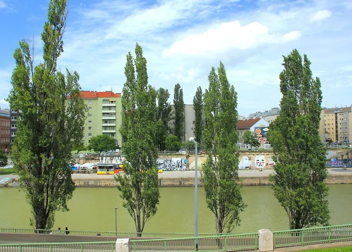 80m2 Next To Hundertwasserhaus *